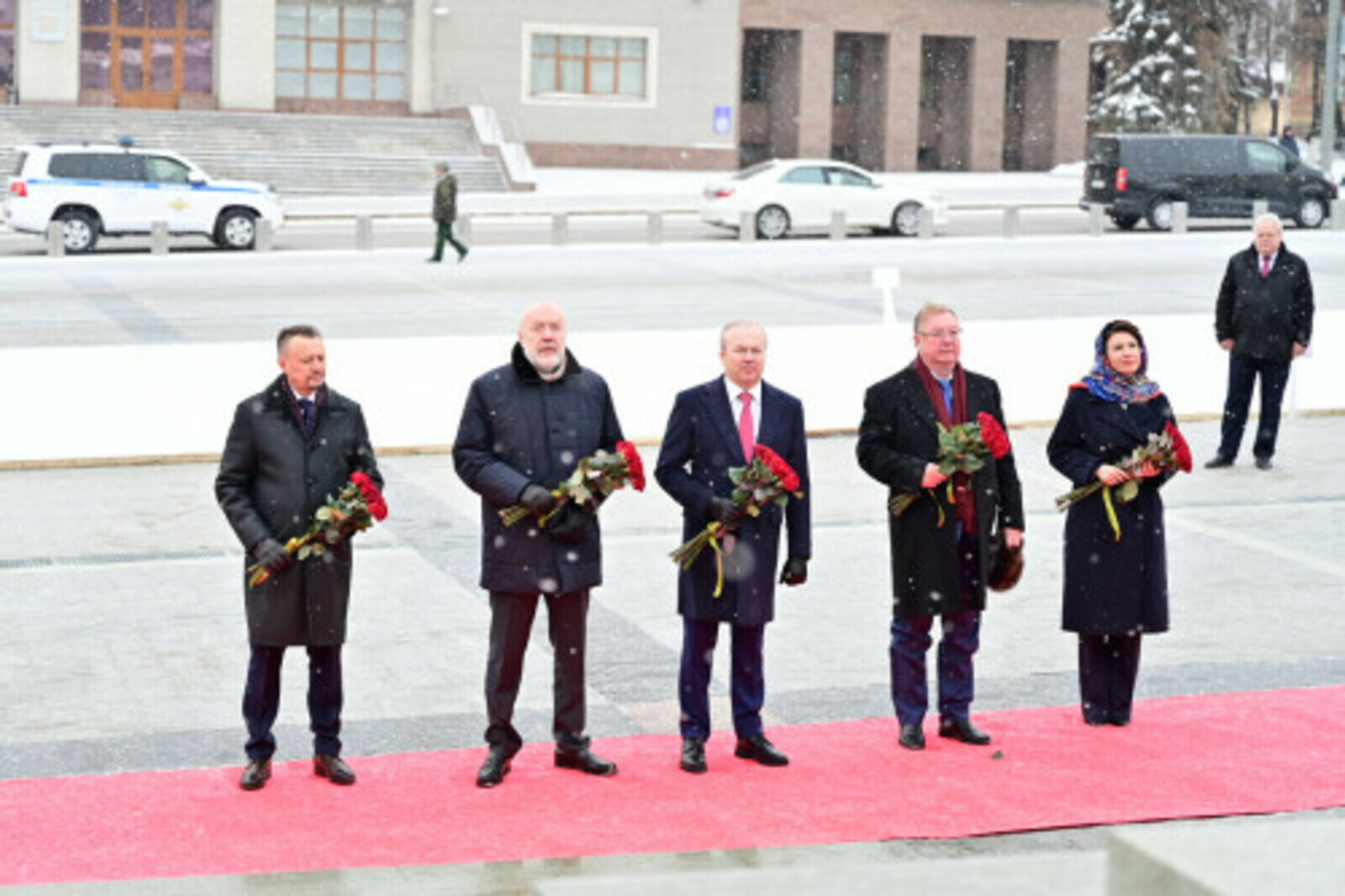 Андрей Назаров и гости Общероссийского юридического форума возложили цветы к памятнику Минигали Шаймуратову в Уфе