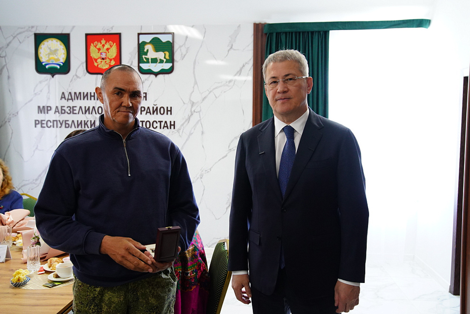 Радий Хабиров передал ордена генерала Шаймуратова семьям погибших участников СВО