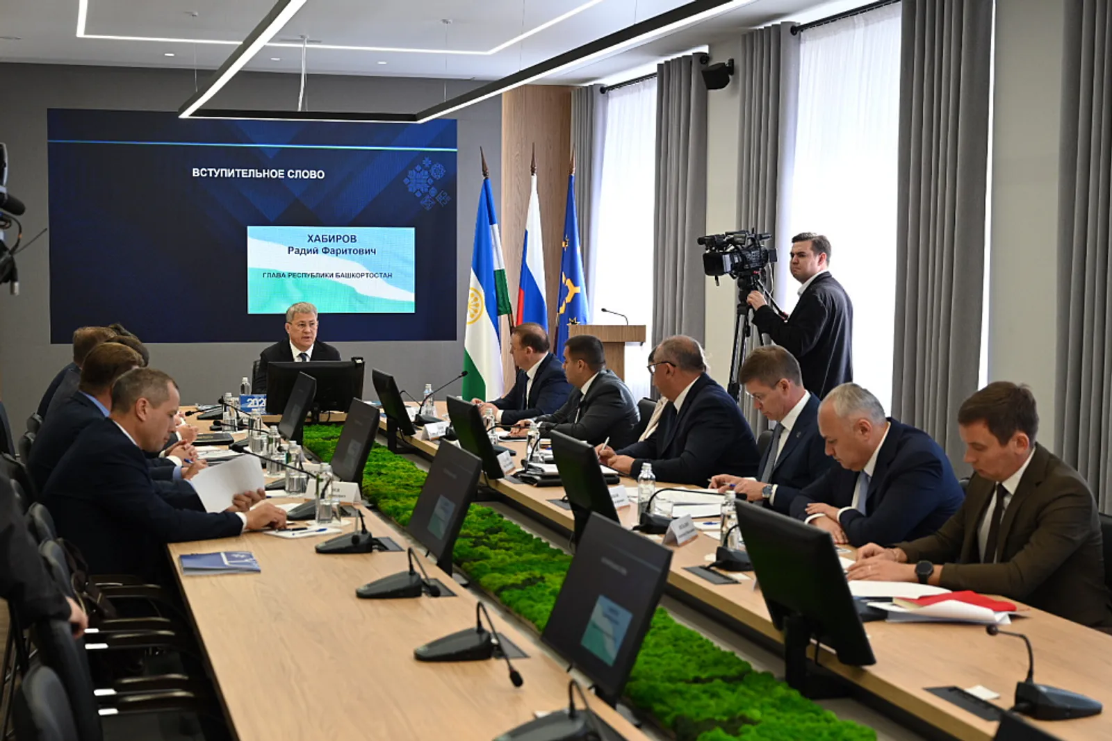 Радий Хәбиров Нефтекаманың социаль-иҡтисади үҫеше мәсьәләләре буйынса кәңәшмә