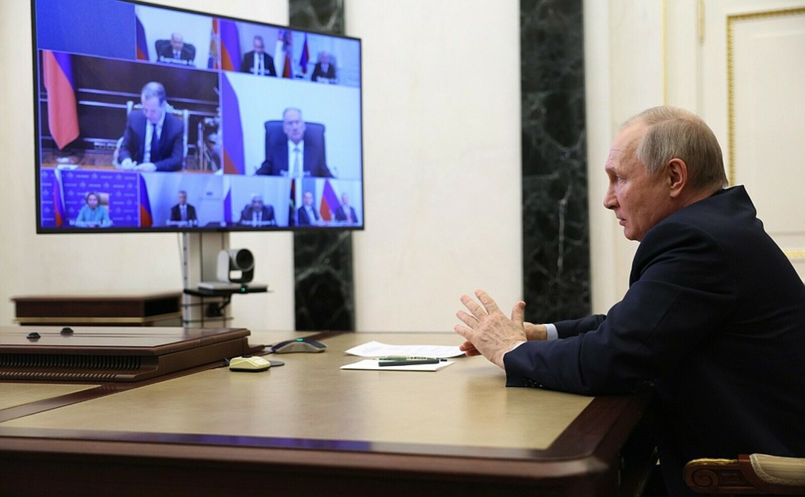 Владимир Путин в режиме видеоконференции провёл оперативное совещание с постоянными членами Совета Безопасности.
